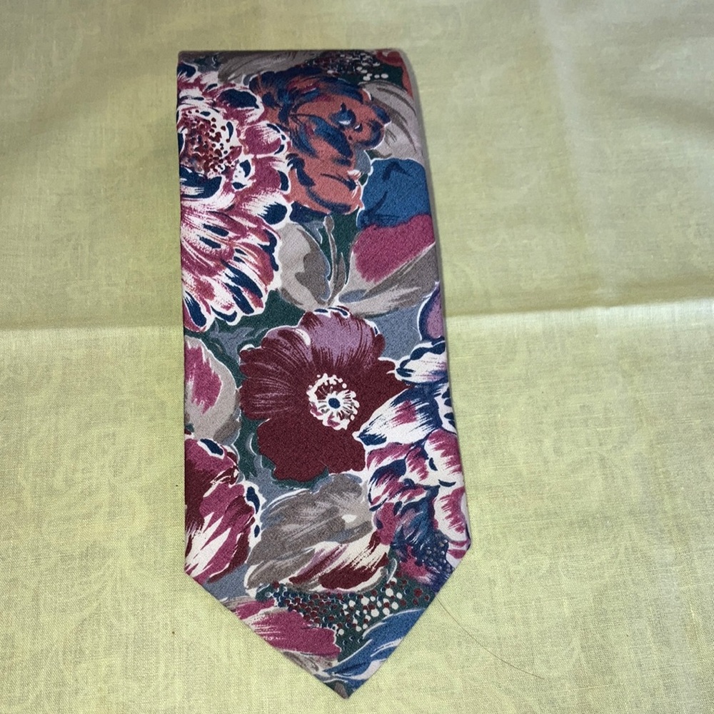GANT necktie gray w/maroon, brown & navy floral design, 3 1/2” wide. $10